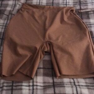 Neutral Brown High-Waist Butt enhancing short